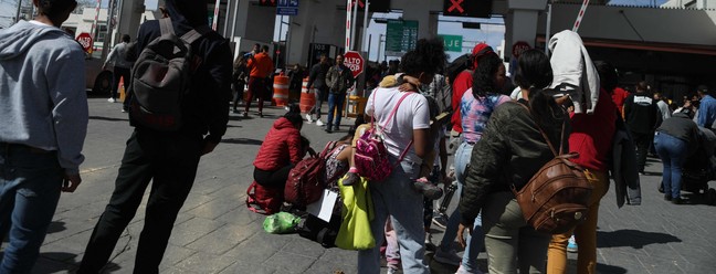Centenas de imigrantes tentam atravessar fronteira do México com os EUA após boato sobre autorização — Foto: Herika Martinez / AFP