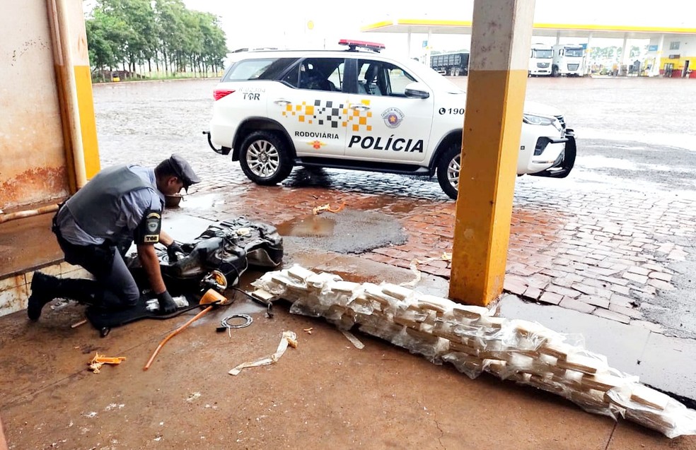 Polícia Rodoviária acha maconha escondida em caminhonete — Foto: Polícia Rodoviária/Divulgação