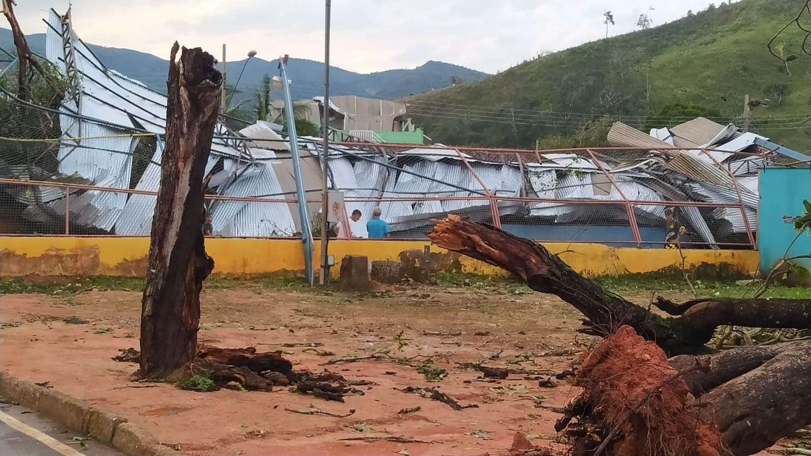 Chuva causa estragos em São José da Safira e Campanário