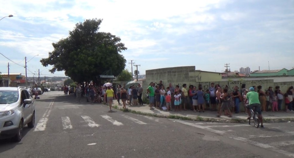 Fila para a vacina contra a febre amarela em Hortolândia (Foto: Reprodução/EPTV)