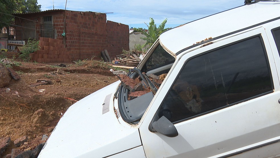 Carro foi arrastado após bacia de contenção transbordar no Sol Nascente, no DF — Foto: TV Globo/Reprodução