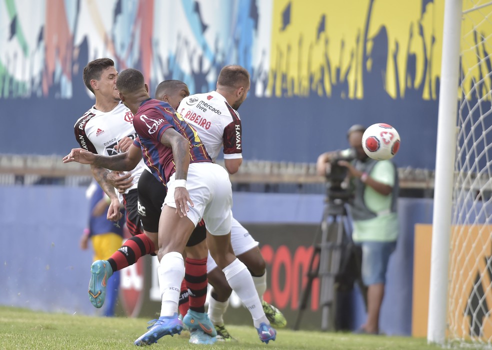 Everton Ribeiro marca, de cabeça, gol de empate do Flamengo contra o Madureira — Foto: André Durão