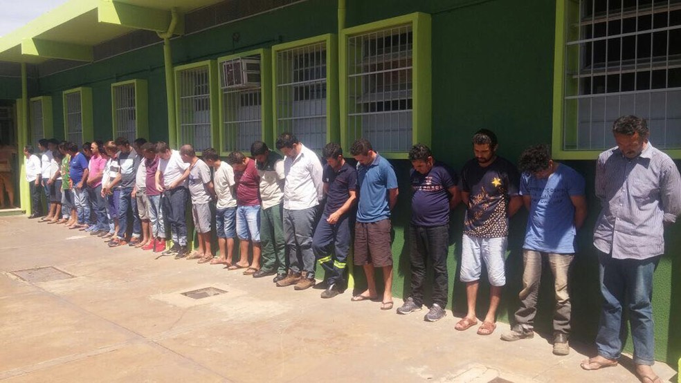 Parte dos presos durante opera&ccedil;&atilde;o (Foto: Pol&iacute;cia Civil/Divulga&ccedil;&atilde;o)