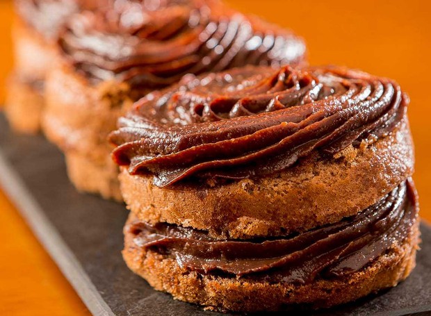 Como fazer bolo de chocolate sem glúten, leite e açúcar refinado