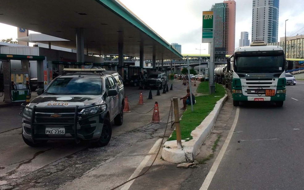 Polícia escolta caminhões com combustível na região da rodoviária, em Salvador (Foto: Ramon Ferraz/TV Bahia)
