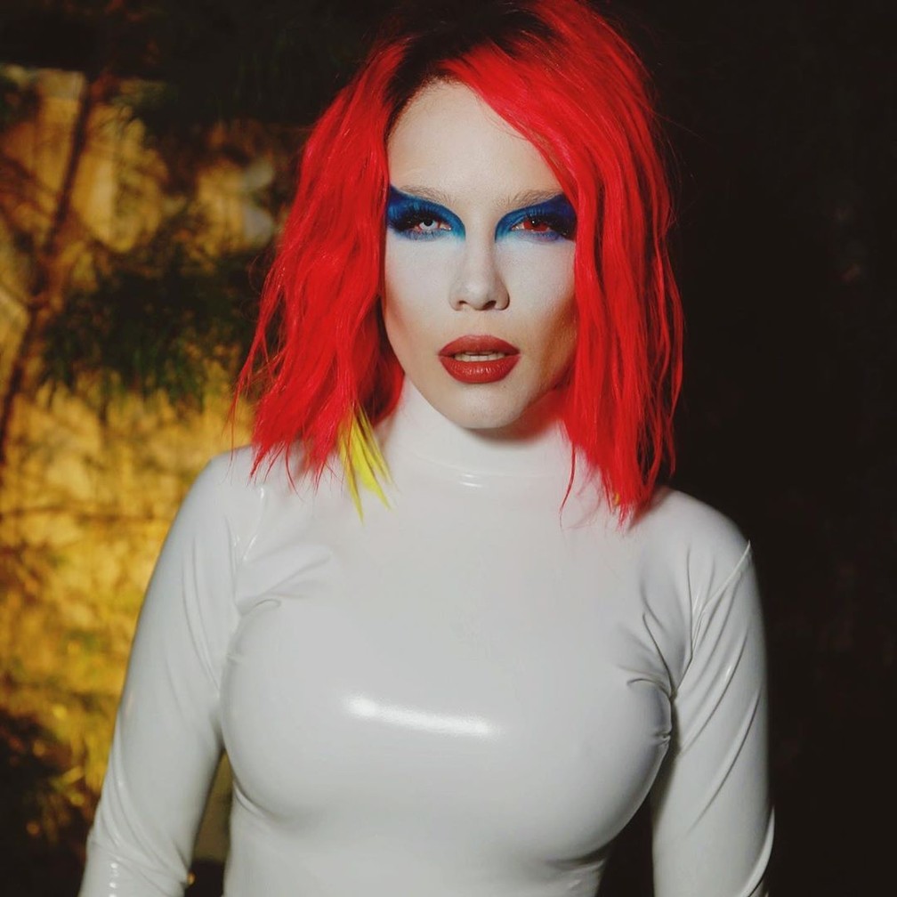Para curtir uma festa de Halloween, Halsey fez uma homenagem ao roqueiro Marilyn Manson — Foto: Reprodução/Instagram/iamhalsey