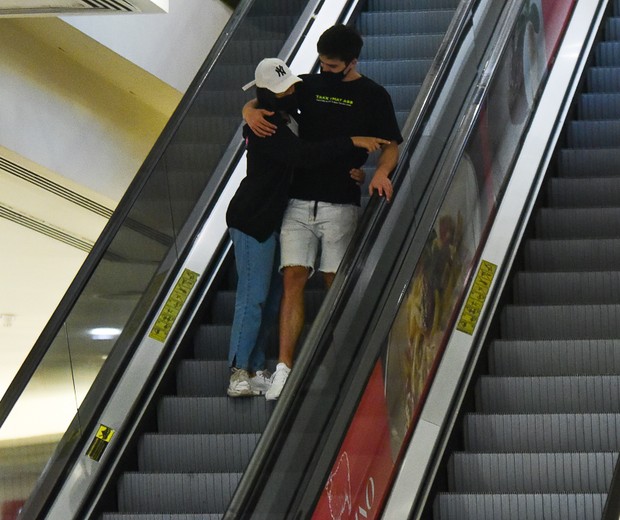 Flay e Pedro Maia passeiam em shopping de SP (Foto:  Leo Franco/Agnews)