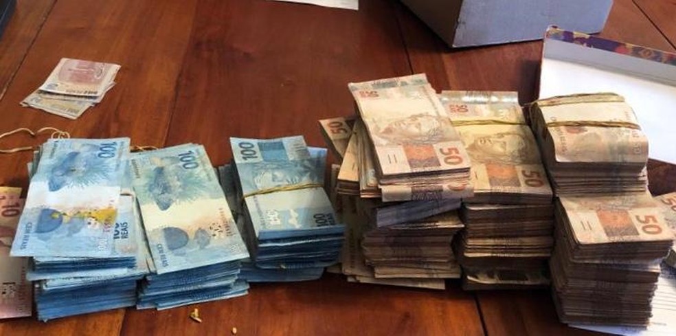 Polícia encontrou pelo menos R$ 170 mil durante cumprimento de mandado em Florianópolis — Foto: PF/ Divulgação