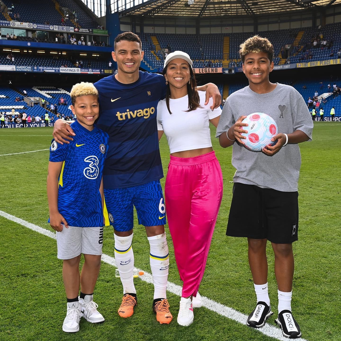 Belle Silva posa com a família no estádio do Chelsea FC em Londres (Foto: reprodução/ Instagram)
