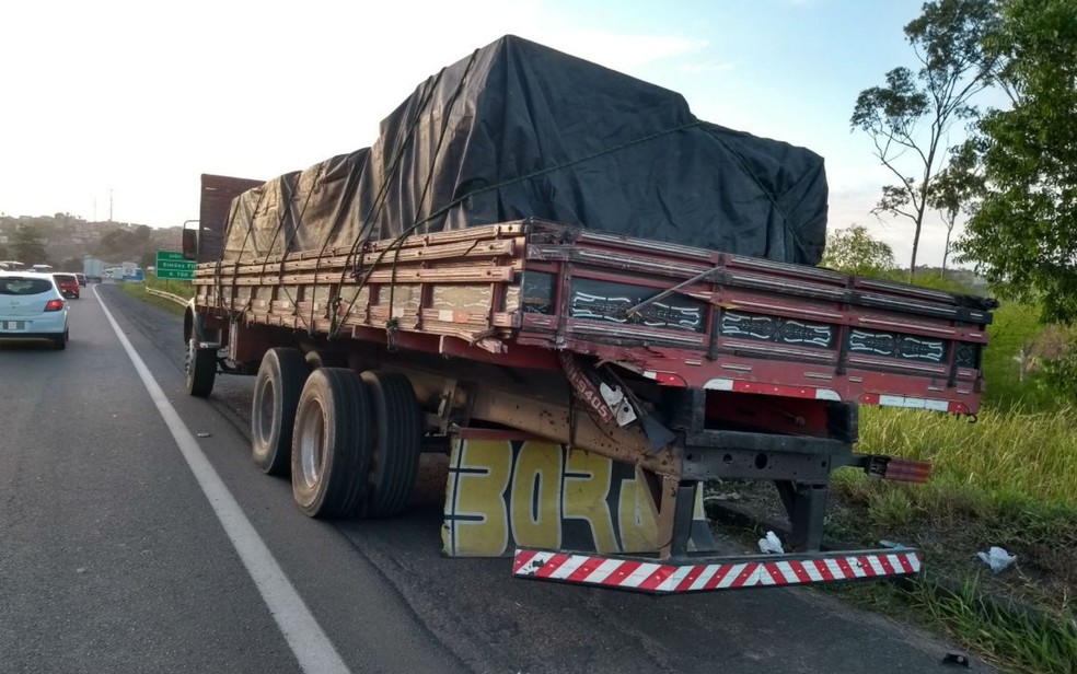 Fundo do caminh&atilde;o ficou danificado depois do acidente  (Foto: Adriana Oliveira/TV Bahia)