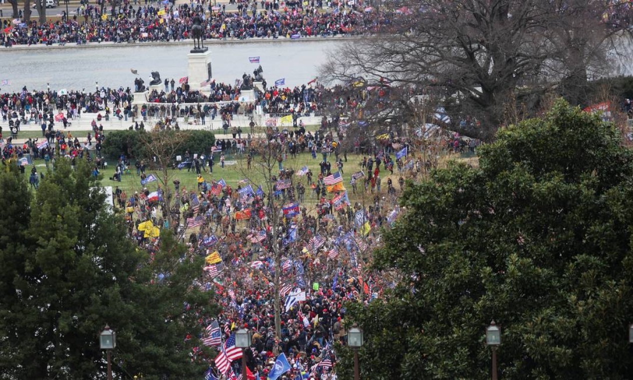 Apoiadores de Trump protestam em frente ao Capitólio dos EUA, em Washington  — Foto: JONATHAN ERNST / REUTERS