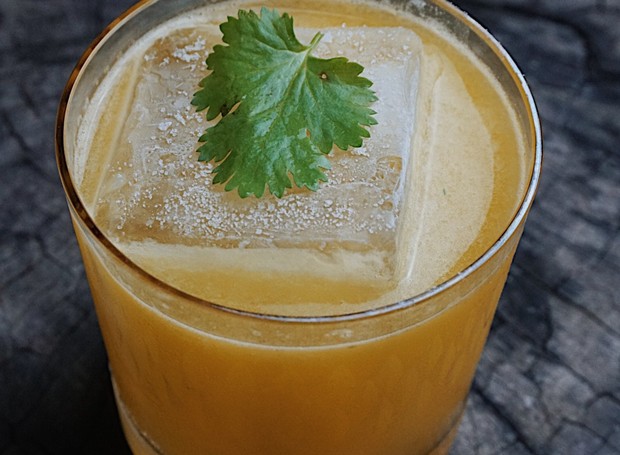 Drinque com coentro leva também maracujá e limão e promete ficar uma delícia! Preparado com cachaça, é uma sugestão do Guarita Bar (Foto: Laís Acsa/Divulgação)