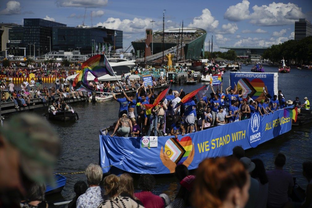 Os participantes andam em um barco enquanto participam do desfile ap&oacute;s dois anos em Amsterd&atilde;, em 6 de agosto de 2022. &mdash; Foto: Peter Dejong/AP