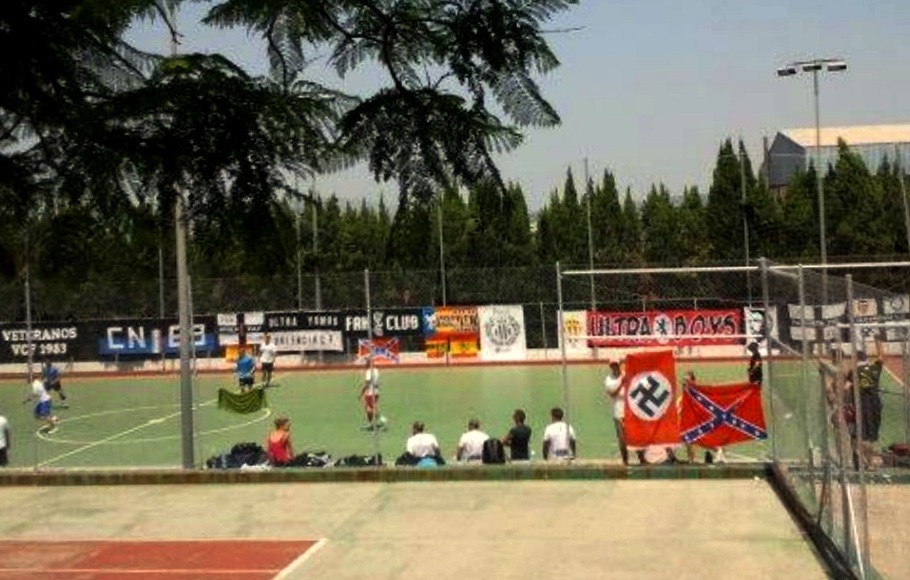 Bandeiras com símbolos nazistas são frequentemente utilizadas pelo grupo de torcedores em eventos esportivos — Foto: Reprodução