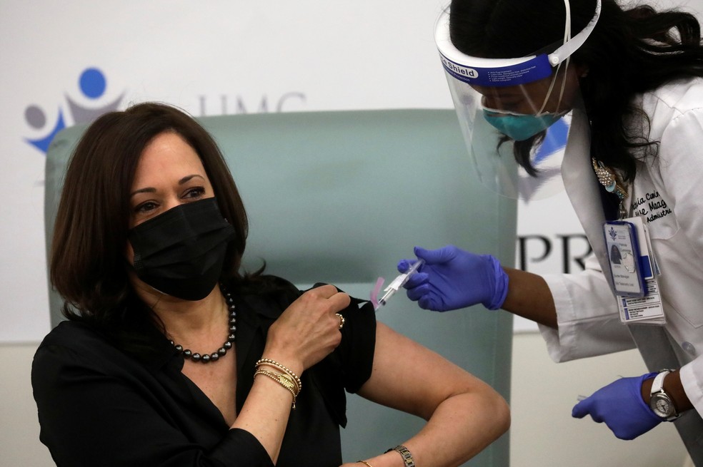 Kamala Harris recebe vacina da Moderna em Washington, nesta terça (29) — Foto: Leah Millis/Reuters