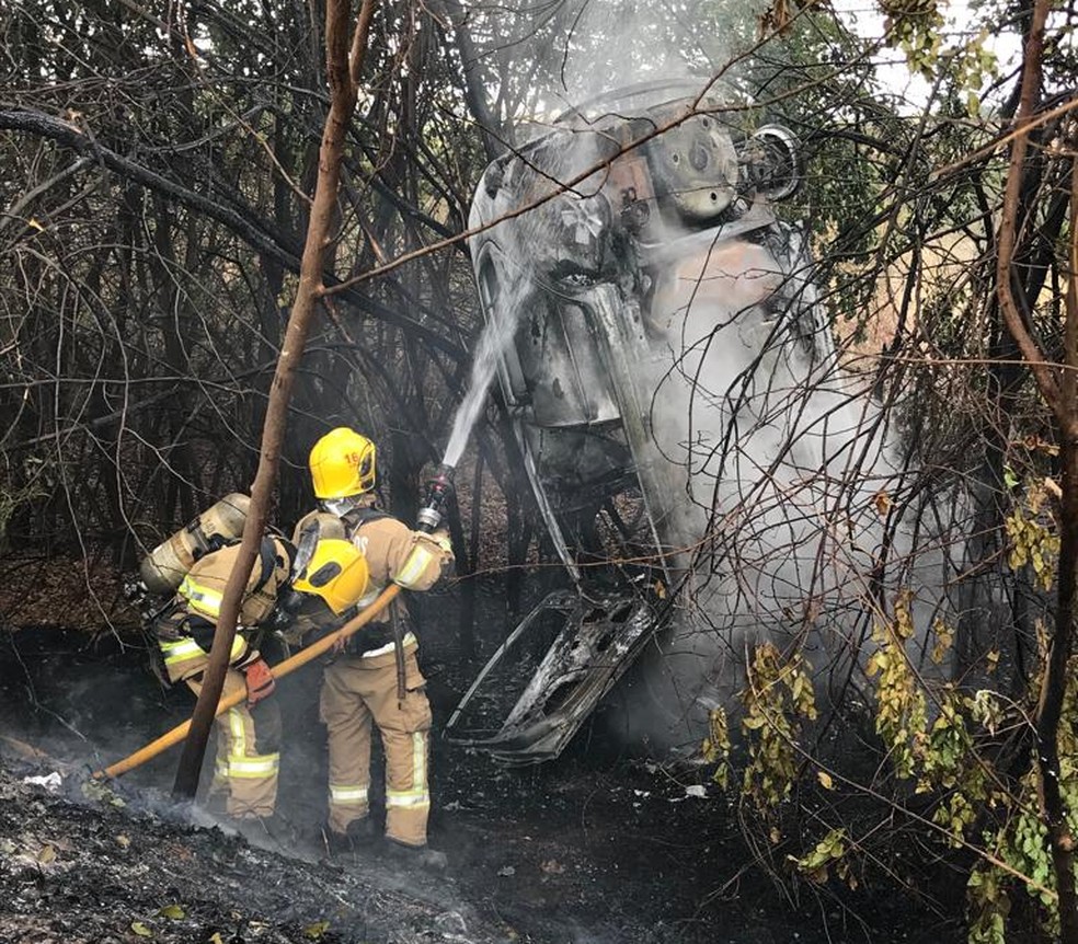 Carro pega fogo após acidente na BR-020, DF — Foto: Corpo de Bombeiros do DF/Divulgação