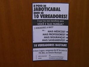 Manifestantes distribuiram panfletos contra aumento de vagas na Câmara de Jaboticabal, SP (Foto: Reprodução/EPTV)
