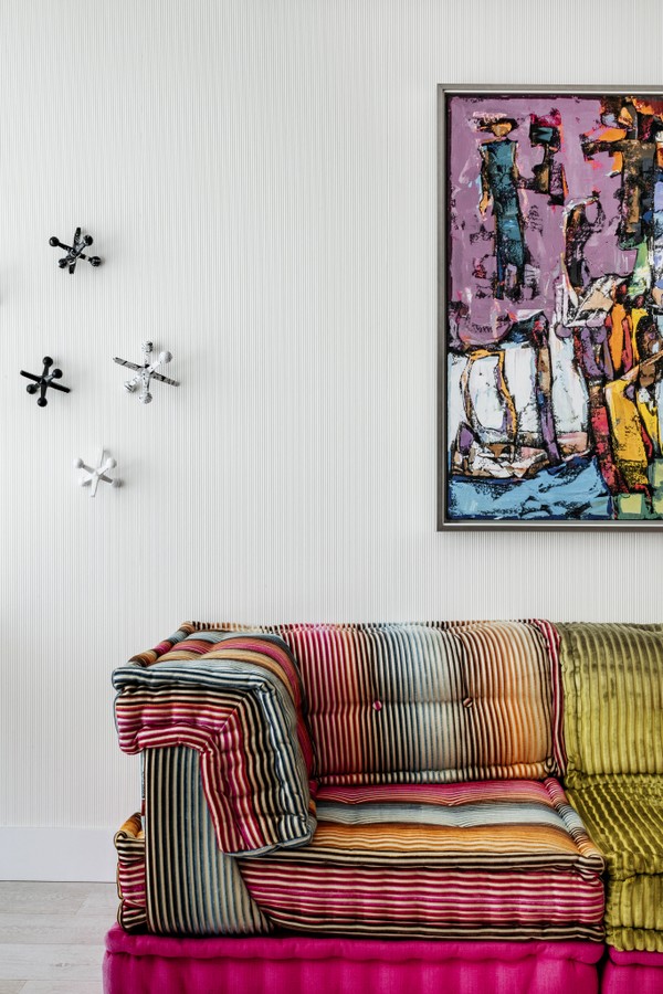 Em Miami, apartamento de 100 m² é decorado com móveis coloridos e arte contemporânea (Foto: Kris Tamburello)
