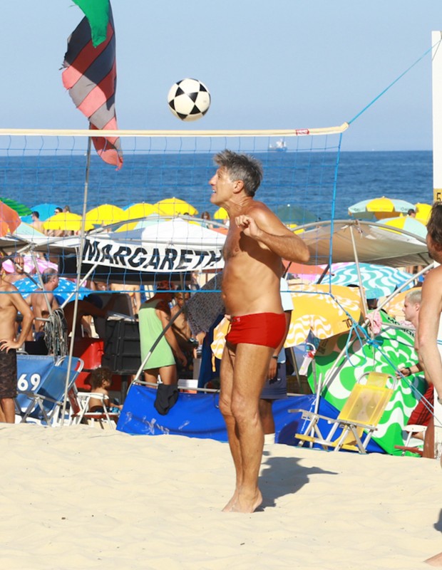 Renato Gaúcho joga futevôlei em praia do Rio (Foto: Victor Chapetta/AgNews)
