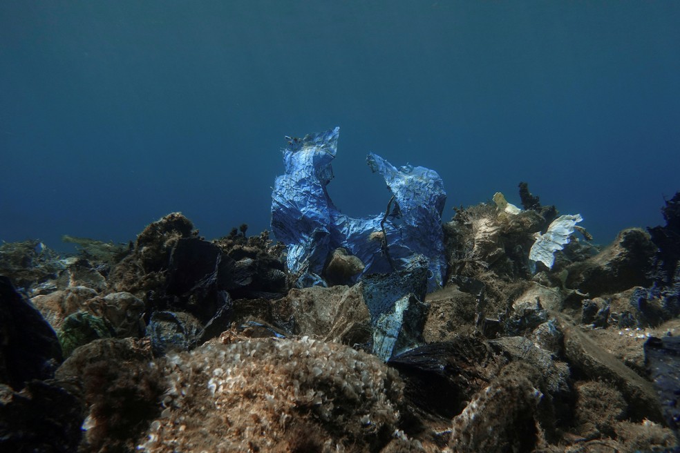 Plástico no fundo do mar perto da ilha de Andros, na Grécia, em foto de julho de 2019 — Foto: Stelios Misinas/Arquivo/Reuters
