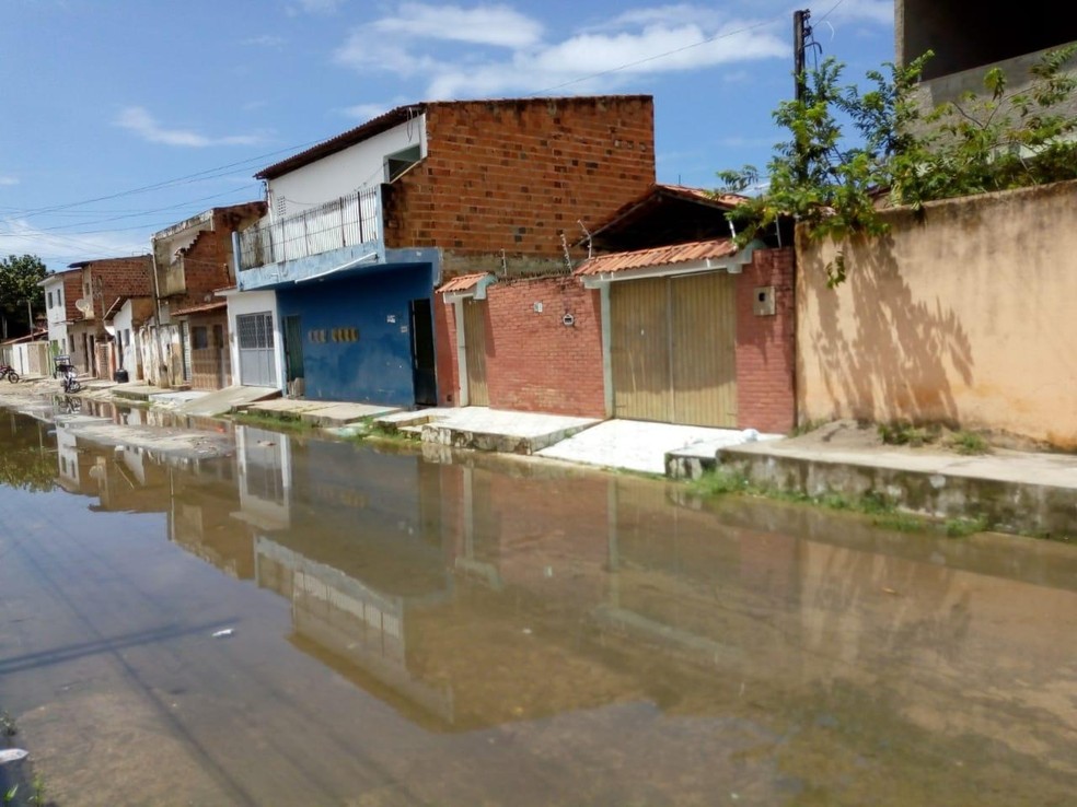 Água da chuva não escoar porque galeria de água pluvial está entupida — Foto: Arquivo Pessoal/ Raphael França