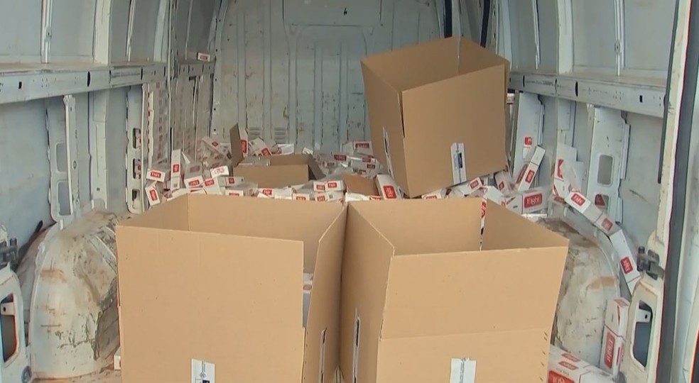 Polícia investiga uniforme usado por homem em ‘UTI Móvel’ flagrada com cigarros sem nota fiscal (Foto: TV TEM/Reprodução)