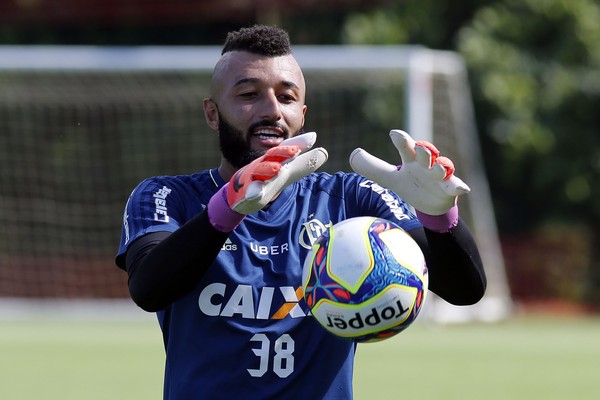 Muralha erguida: jogadores se unem por força a goleiro do Flamengo