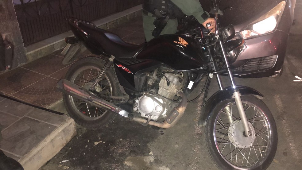 Uma das motocicletas roubadas dos entregadores foi recuperada, em Fortaleza. — Foto: Reprodução