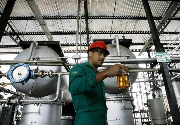 Trabalhador exibe amostra de biodiesel em refinaria na Bahia, Brasil - biodiesel - energia  (Foto: Jamil Bittar/Reuters )