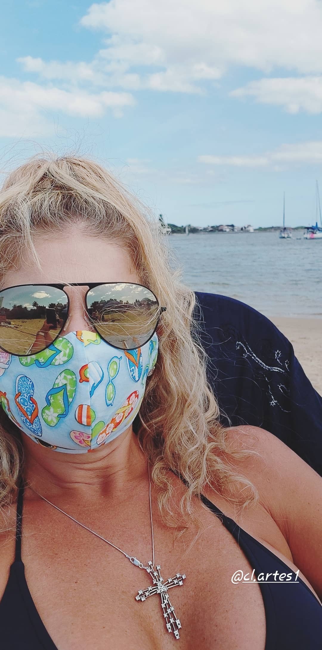 Catia Paganote vai de máscara à praia (Foto: Reprodução Instagram)