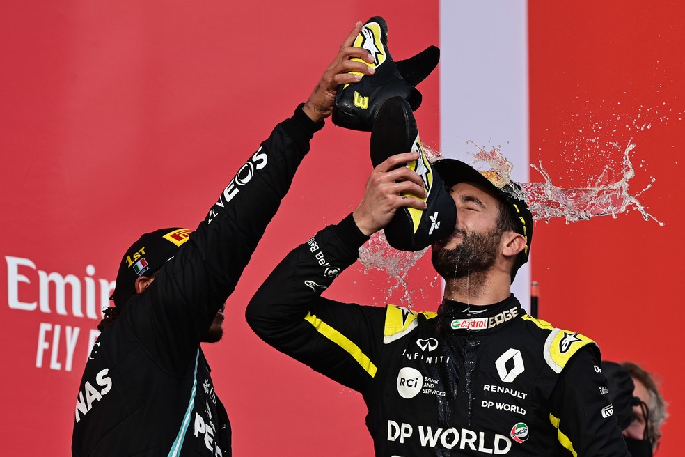 Ricciardo faz o "shoey" no pódio de Imola e bebe champanhe na sapatilha — Foto: Getty Images