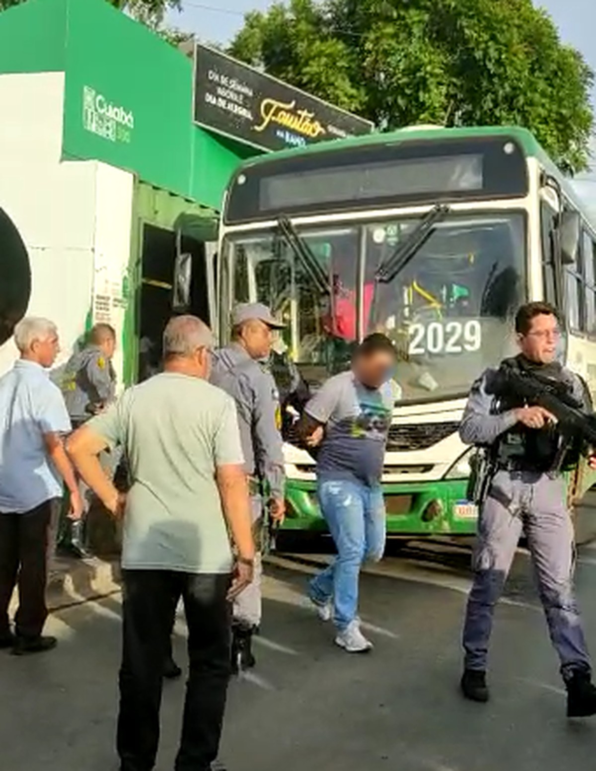 Motoristas de ônibus discutem e um deles é esfaqueado em Cuiabá | Mato  Grosso | G1