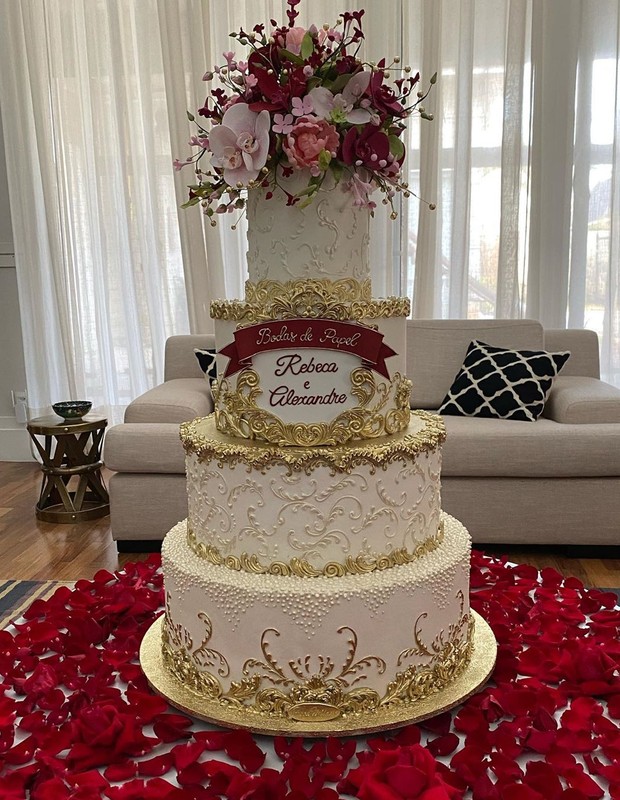 O bolo de comemoração das Bodas de Papel de Pato e Rebeca Abravanel (Foto: Reprodução Instagram)