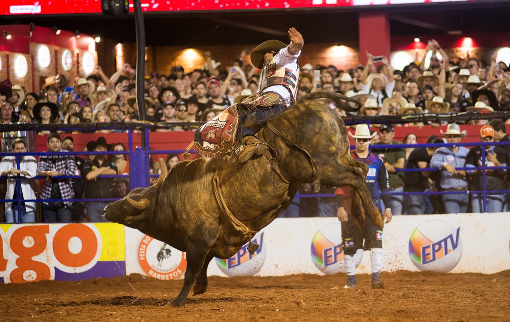 Rafael Ribeiro faz a nota de 91,75 pontos na final da montaria em touros (Foto: Érico Andrade/G1)