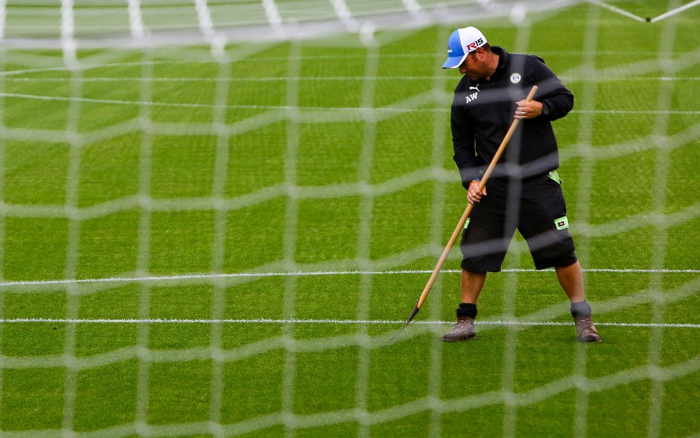 Funcionários preparam o gramado orgânico do estádio The New Lawn, do Forest Green Rover, em Nailsworth, na Inglaterra, antes de uma partida contra o MK Dons, no dia 8 de agosto (Foto: Geoff Caddick/AFP)