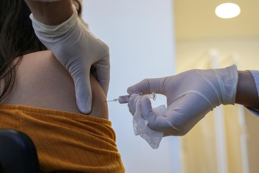 Foto do Governo do Estado de São Paulo mostra voluntária tomando vacina experimental contra a Covid-19 da farmacêutica chinesa Sinovac, que está sendo testada no Brasil, no dia 21 de julho, na capital paulista. — Foto: Handout / Governo do Estado de São Paulo / AFP