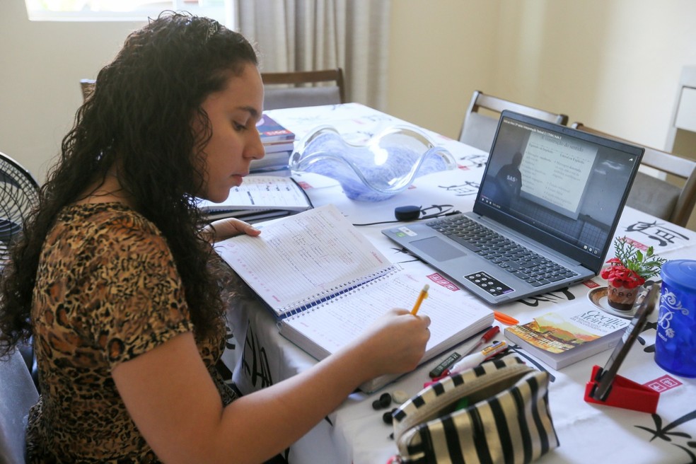 Letícia Maranhão, de 17 anos, acompanha as aulas do colégio particular pelo computador. — Foto: Kid Junior/SVM