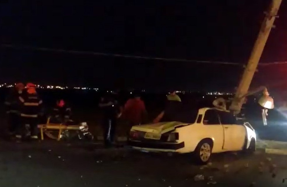 Veículo bate em poste de energia em avenida de Paulínia (SP) — Foto: Paulo Leandro Ferreira