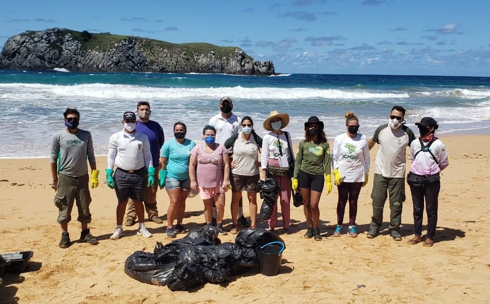 Equipe fez a coleta na Praia do Leão — Foto: Ana Clara Marinho/TV Globo