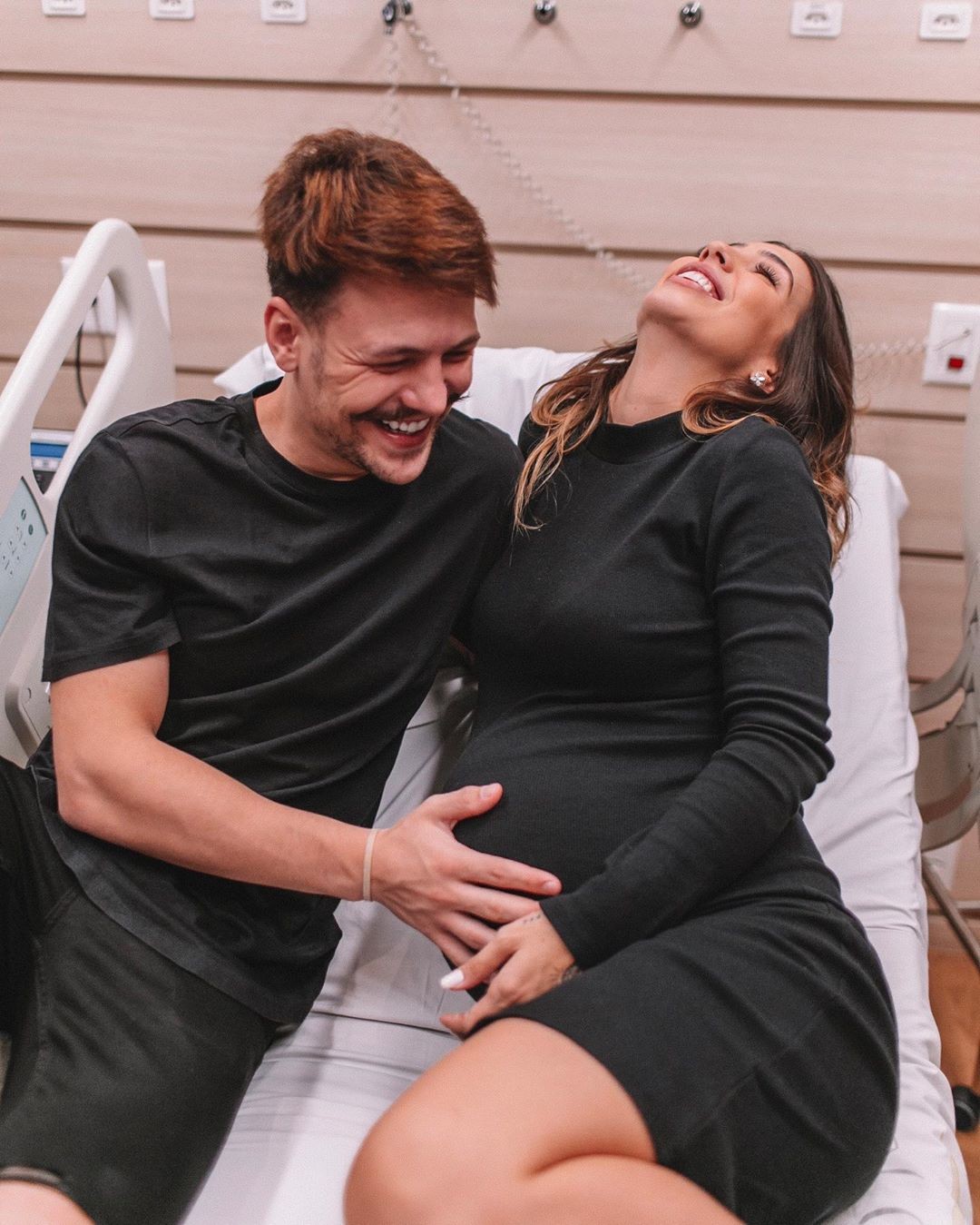 Gabi Brandt e Saulo Pôncio na maternidade (Foto: Reprodução/Instagram)
