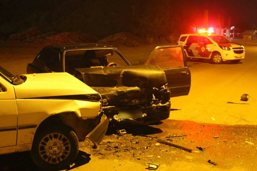 Colisão ocorreu na Avenida Prestes Maia, em Panorama (Foto: Ermenson Rodrigues/Blog Panorama Notícia/Cedida)