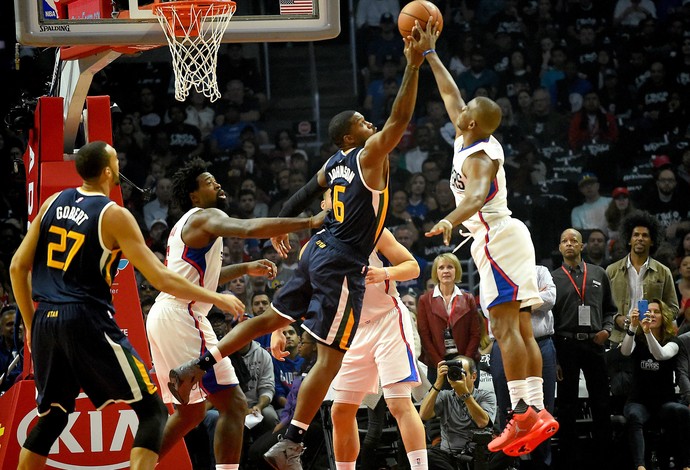 Joe Johnson e Chris Paul disputam a bola no ar no confronto entre Jazz e Clippers (Foto: Reuters) Joe Johnson e Chris Paul disputam a bola no ar no confronto entre Jazz e Clippers (Foto: Reuters)