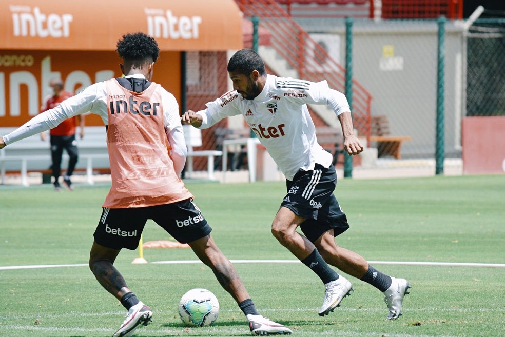 São Paulo treina para sequência de jogos como visitante — Foto: Rubens Chiri/São Paulo