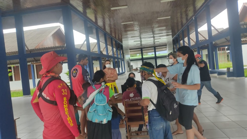 Uma família indígena de Tarauacá está desabrigada por conta da enchente e foi levada para uma escola — Foto: Arquivo/Defesa Civil Municipal