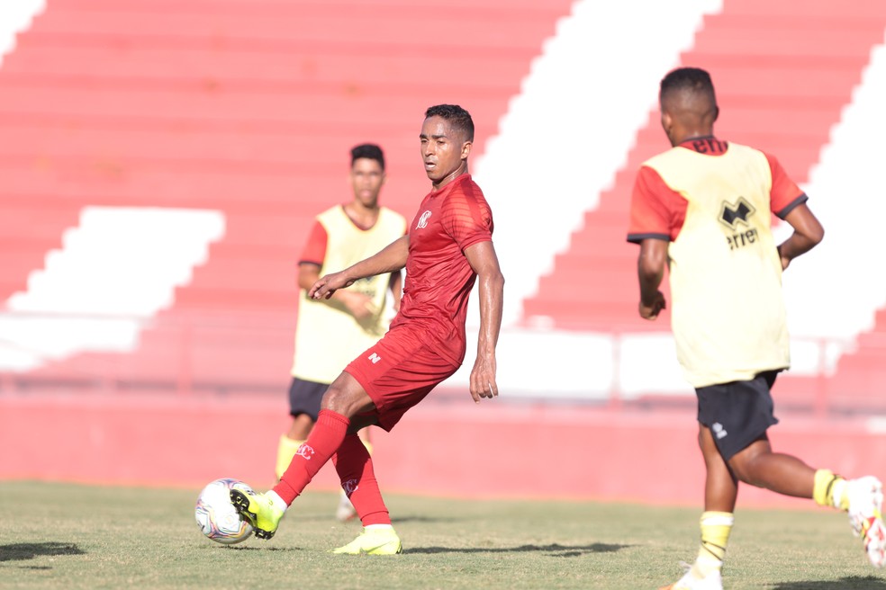 Jogo-treino entre Náutico e Ibis, na preparação para a disputa da Série A2 — Foto: Caio Falcão/CNC