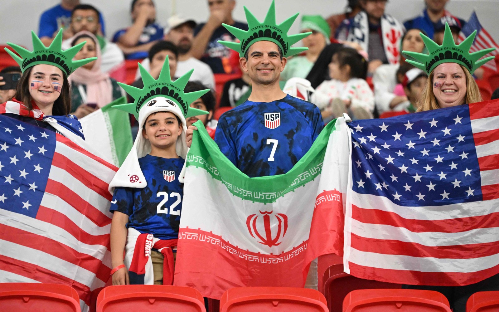 Torcedores com as bandeiras dos EUA e do Irã assistem à partida de futebol do Grupo B da Copa do Mundo do Catar entre Irã e EUA — Foto: Patrick T. Fallon / AFP