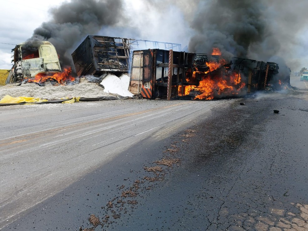 Carretas tombaram e pegaram fogo em Diamantino (MT) — Foto: Polícia Rodoviária Federal de Mato Grosso/Divulgação