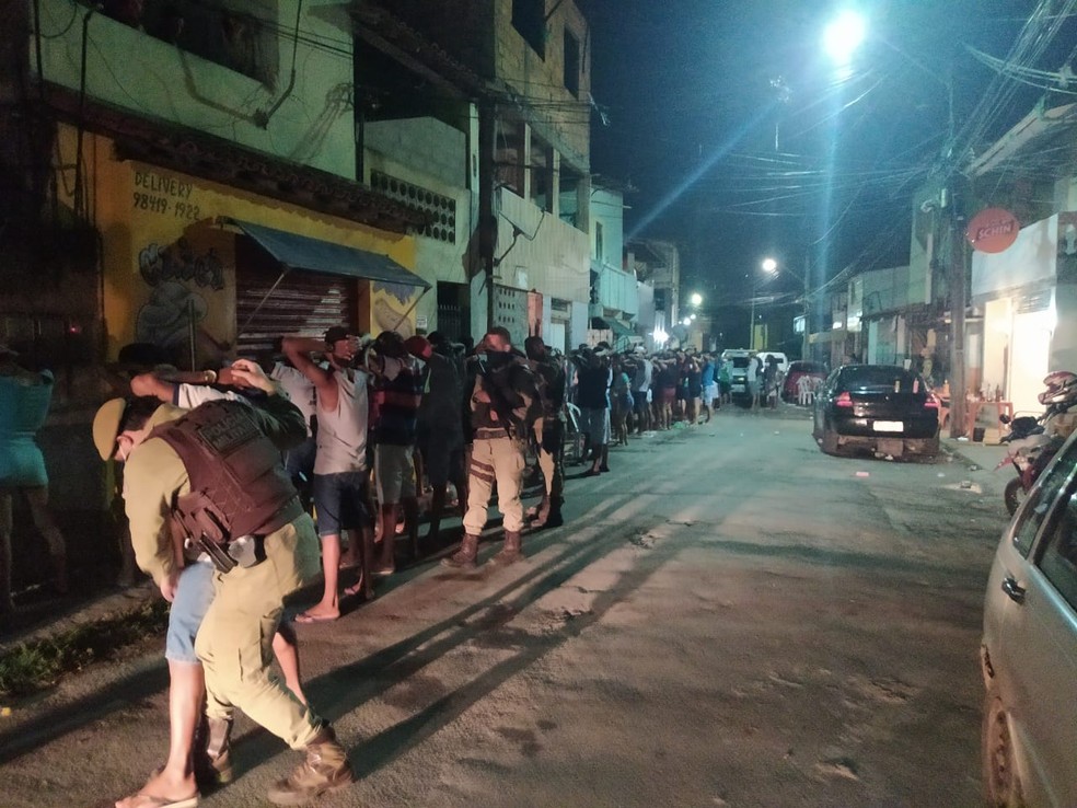 Festa 'paredão' com cerca de 300 pessoas é encerrada pela polícia na região  metropolitana de Salvador | Bahia | G1