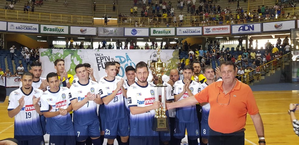 Equipe de Descalvado com o troféu da Taça EPTV de Futsal Central — Foto: Heitor Esmeriz/Globo Esporte