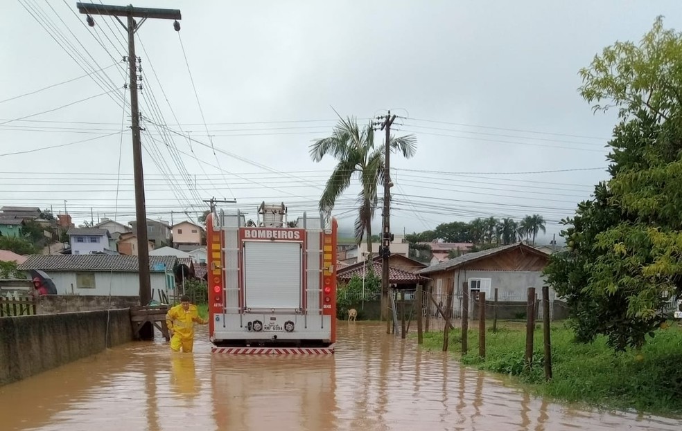 Bombeiros durante resgate a crianças e professoras em creche de Braço do Norte — Foto: CBMSC/Divulgação